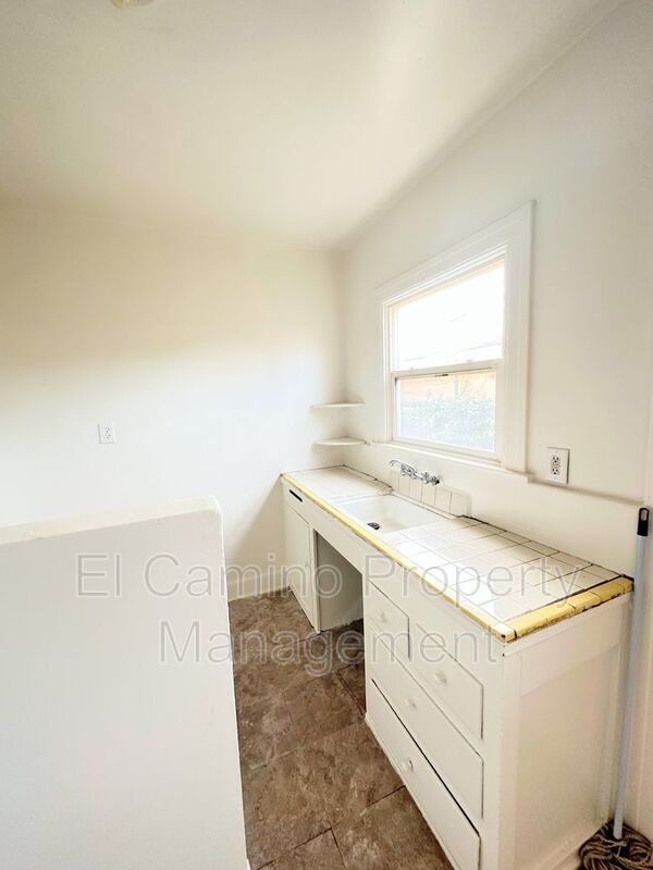 Foto del edificio - 2274 1/2 W 28th St
