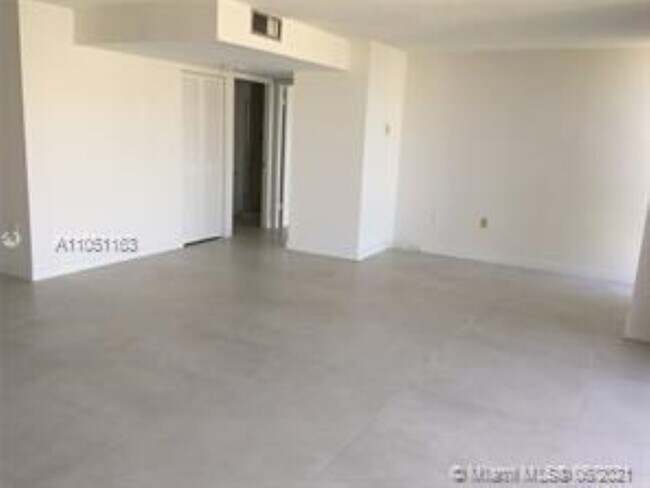 Building Photo - 1450 Brickell Bay Dr