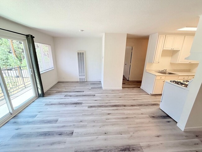 Building Photo - Pet Friendly 1 bed 1 bath apartment for re...