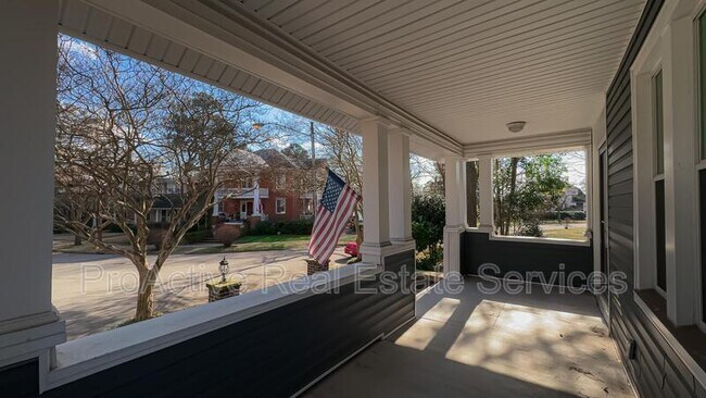 Building Photo - 1436 Huntington Crescent
