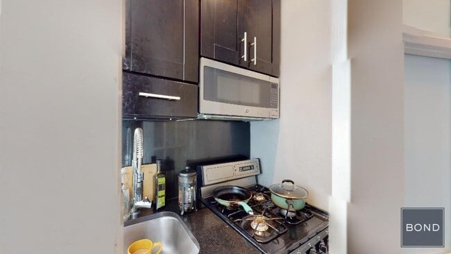 Building Photo - 234 Mott St
