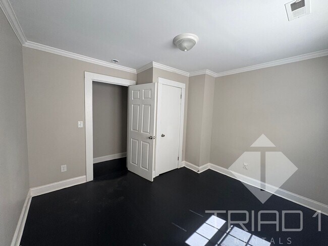 Foto del edificio - Freshly Renovated Homes in a Charming High...