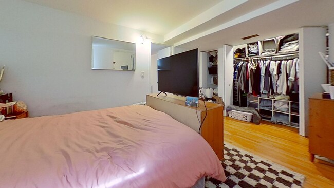 Building Photo - Lincoln Park Garden Level Two Bedroom