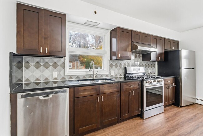 Foto del edificio - 2 Raydol Ave