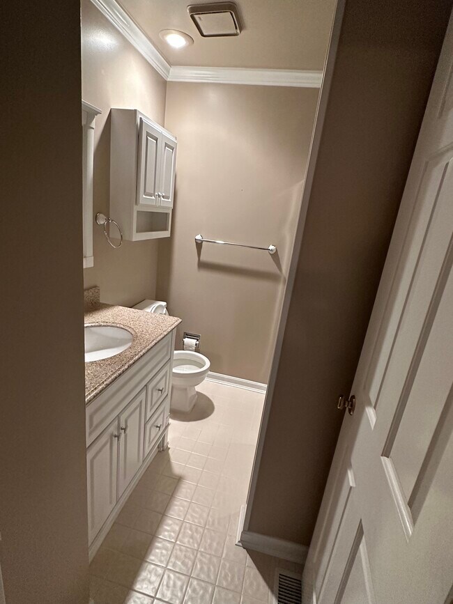 Baño adjunto -1 - 9120 Dominion Cir