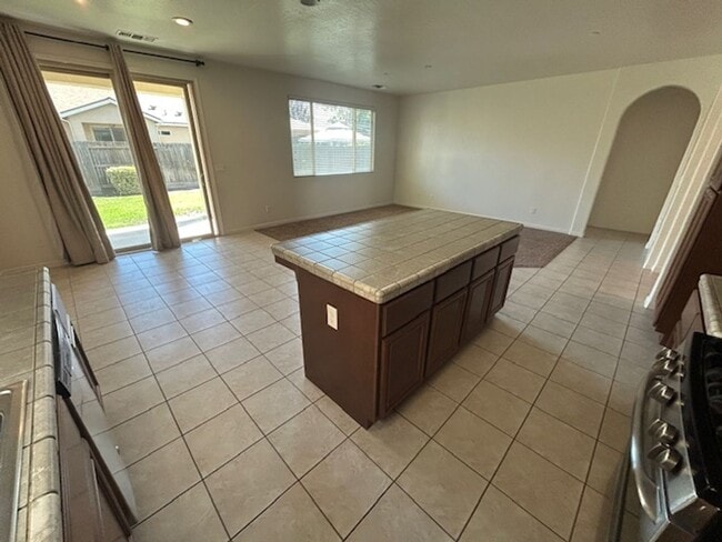 Foto del edificio - 3 bedroom 2 bath home in South East Visali...