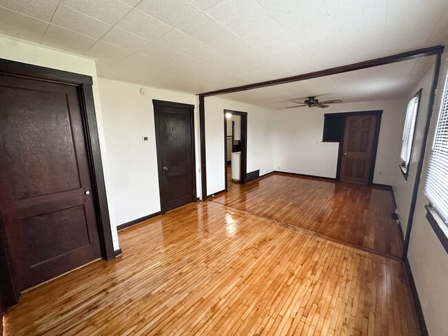 Building Photo - 419 S Oak St