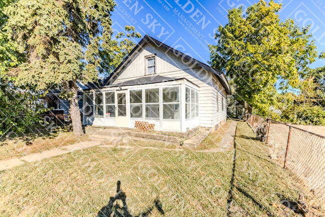 Building Photo - 806 W 7th St