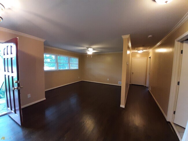 Building Photo - 5082 Chamblee Dunwoody Rd