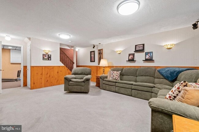 Building Photo - 6 Lancewood Ln