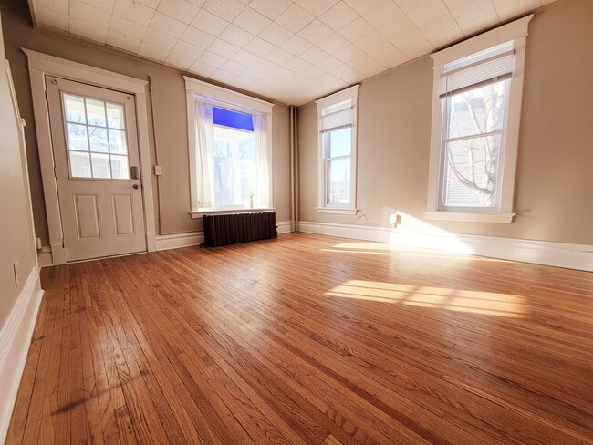 Building Photo - Large 2 Bedroom Side by Side Duplex