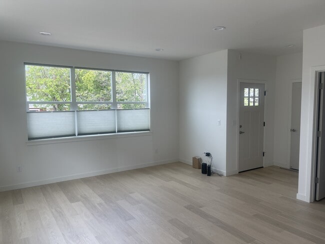 Building Photo - 322 Talent Ave