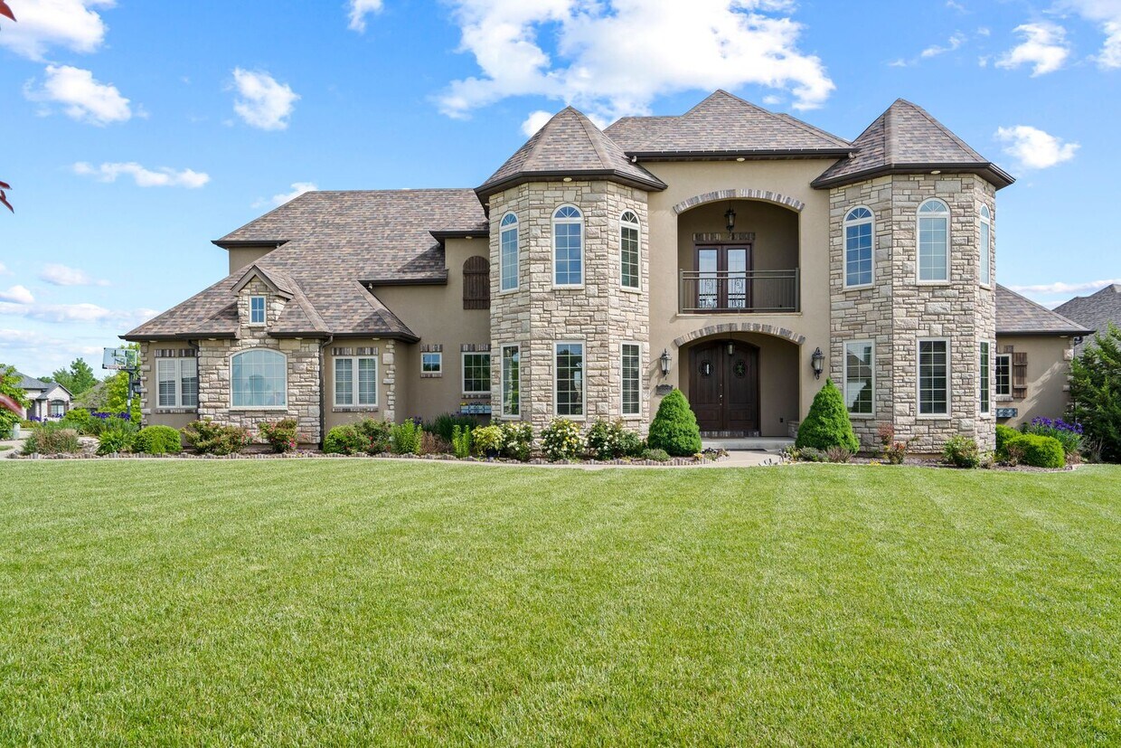Primary Photo - Large 5 Bedroom Home W/ Fenced yard