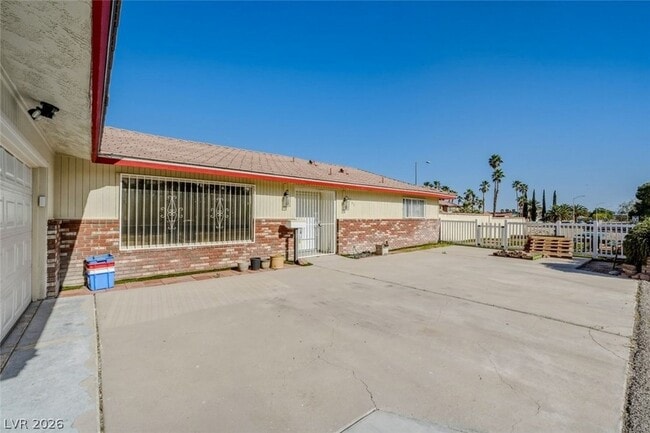 Building Photo - 6760 W Oakey Blvd