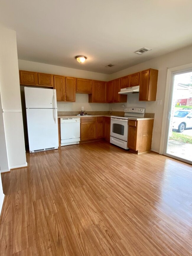 Building Photo - 2 Bedroom Townhouse in Hilltop Village!