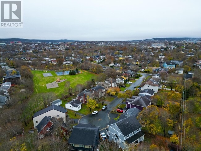 Building Photo - 15 Larch Pl