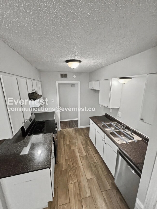 Photo - 3 Bed/2 Bath Home with Fenced Yard & Garage / Pet-Friendly / Available Now!