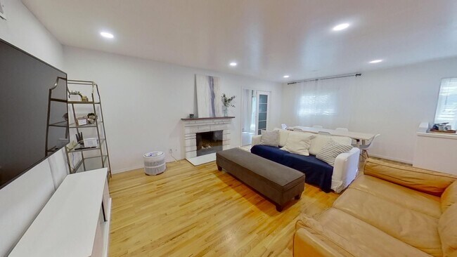 Building Photo - Mid-Term Rental: Fully Furnished 3 Bed 2.5...