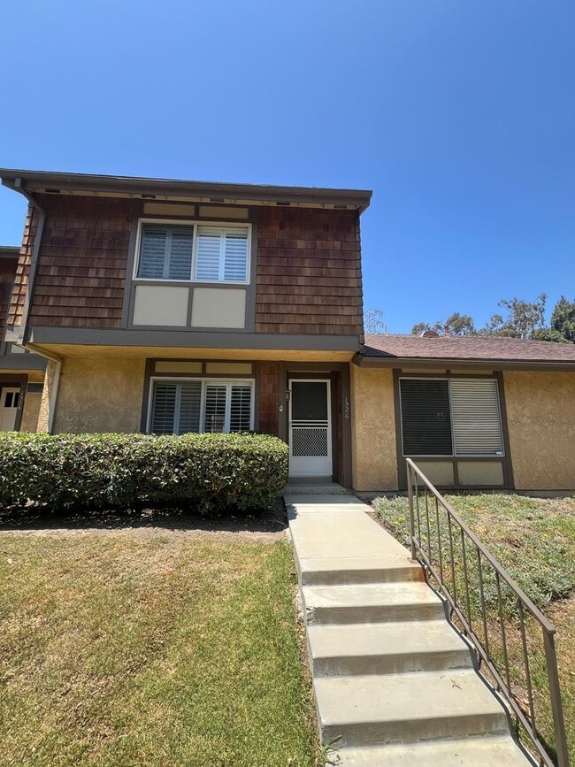 Building Photo - Updated Townhome in Ventura