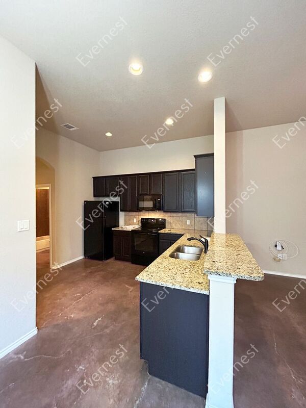 Building Photo - 2571 Pahmeyer Rd