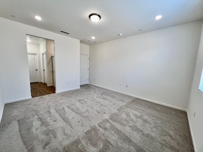 Building Photo - $2,550 Armstrong & Olive, 3 Bedroom - E. W...