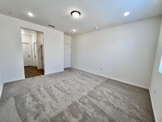 Foto del edificio - $2,550 Armstrong & Olive, 3 Bedroom - E. W...