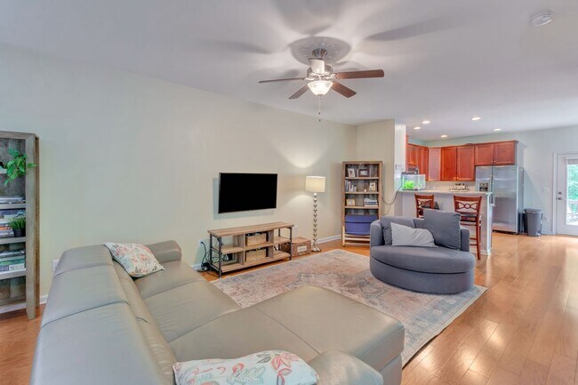 Foto del edificio - 151 Longwood Dr