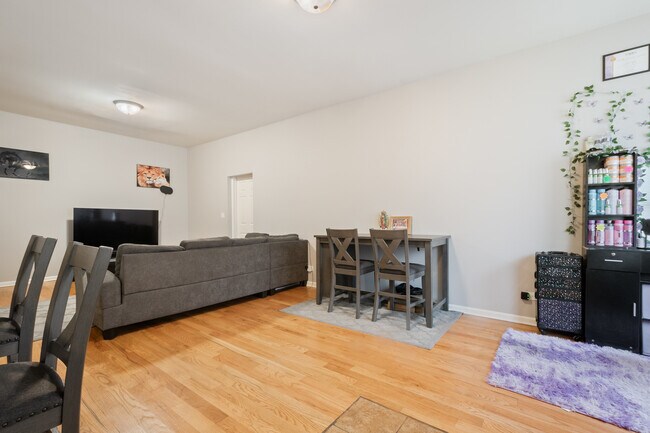 Foto del edificio - 7613 W Fullerton Ave