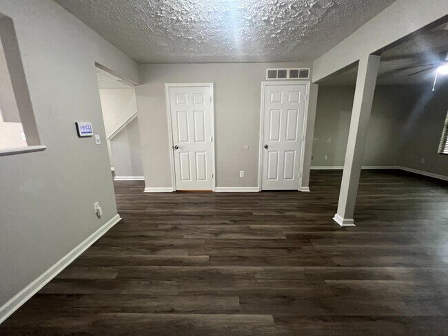 Foto del edificio - Room in Townhome on Waldrop Ln