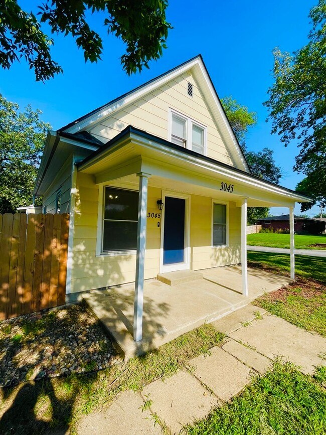 Foto del edificio - New Appliances + HUGE Fenced Backyard
