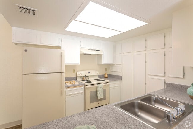 2 BR, 2 BA - 1007 SF - Sommerset