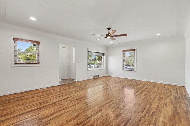 Foto del edificio - Spacious 4-Bedroom, 2-Bath Home with Large Yard, Garage & Central A/C