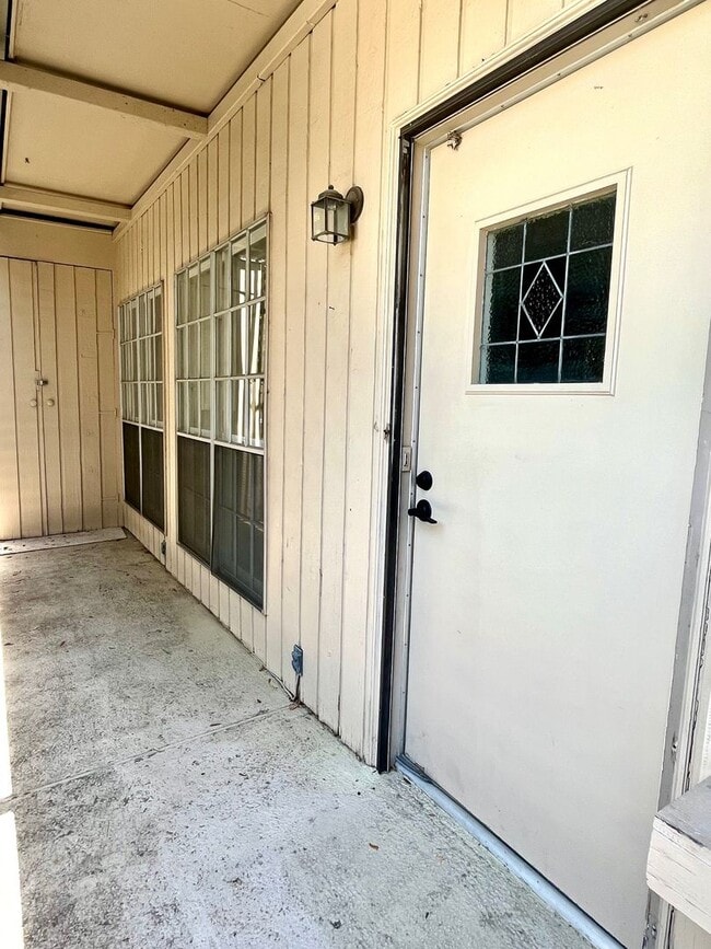 Building Photo - 2/1 Alamo Heights Condo ~ Freshly Remodele...