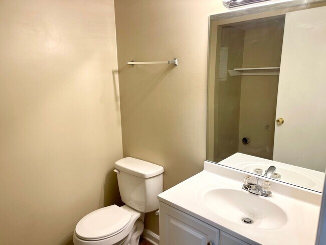 Building Photo - Welcome to COZY Townhome in Fayetteville, ...
