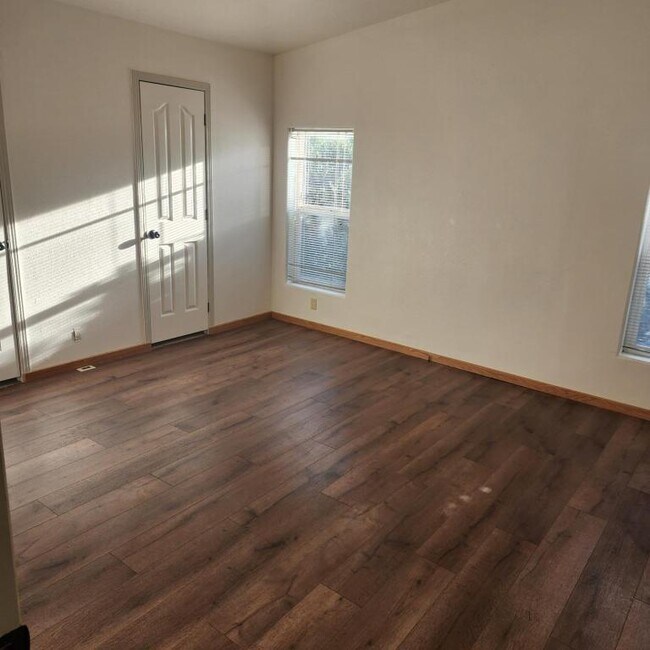 Foto del edificio - 1015 Doneen Ln