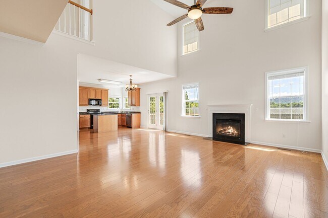 Foto del edificio - Sprawling Five-Bedroom Home with Two-Car G...