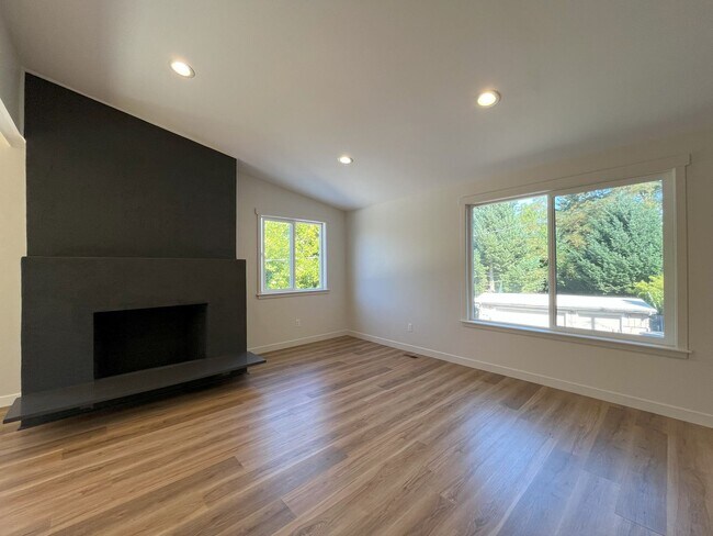 Foto del edificio - Spacious 4-Bedroom, 2-Bathroom, 2 Kitchen Home with Dual Living Spaces & Modern Upgrades – 2,500 ...