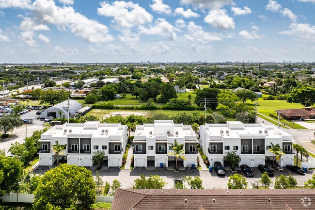 Building Photo - Pearl at Pompano Beach