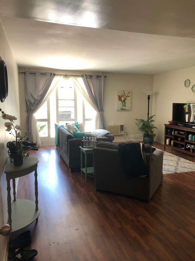 Foto del edificio - 1730 Glendon Ave