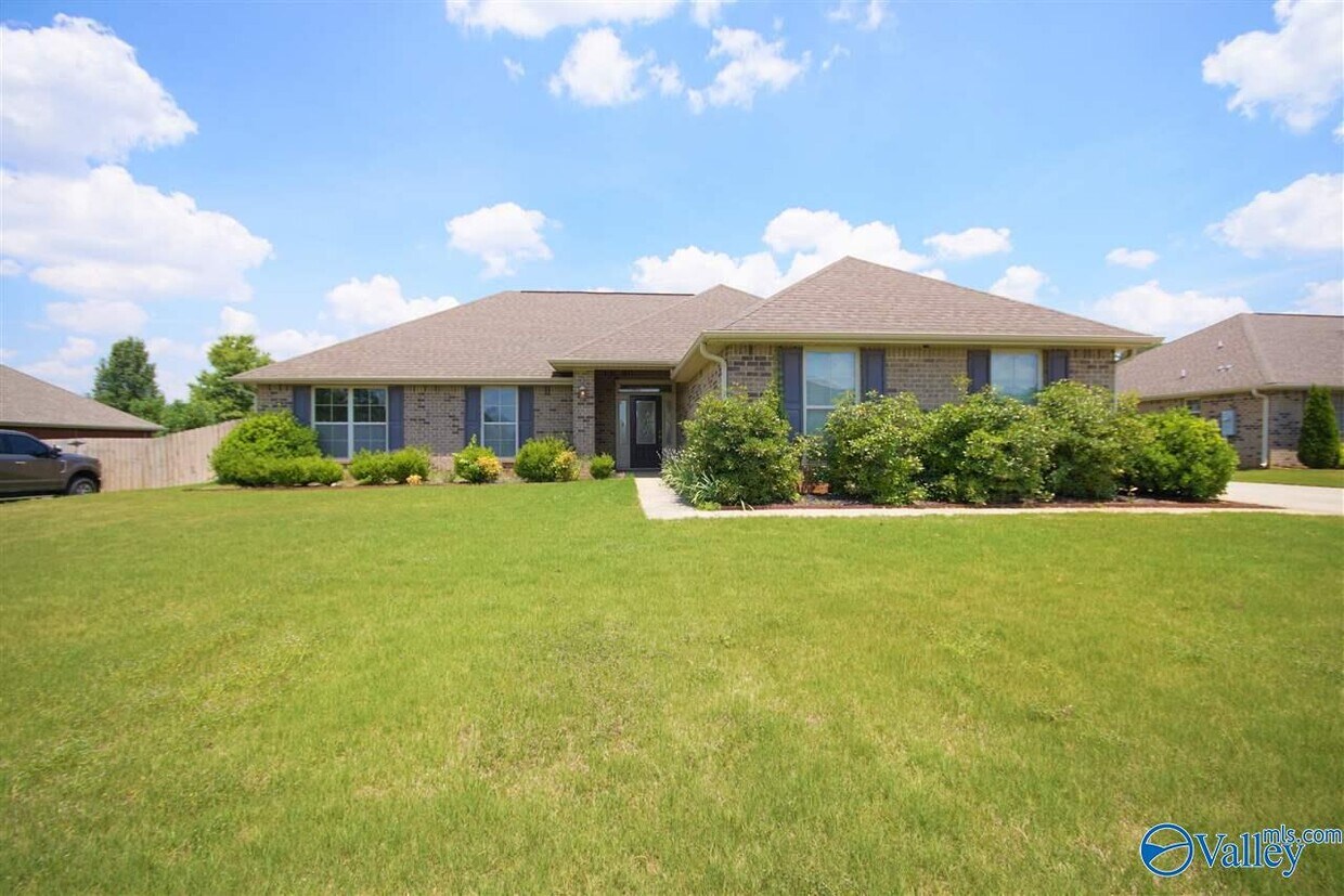 Primary Photo - 115 Swan Pond Dr