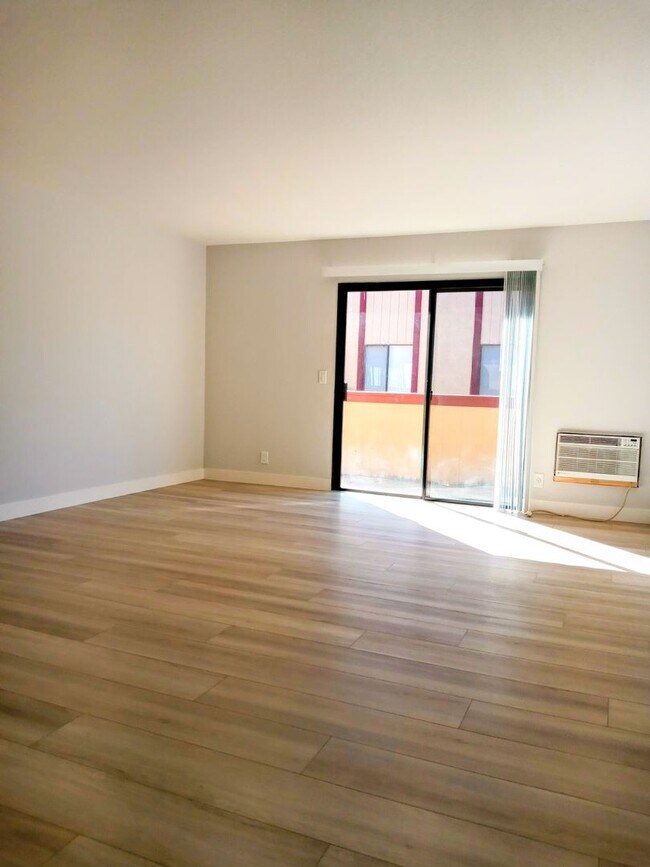Building Photo - Refurbished 1bd Condo on First Floor With Pool