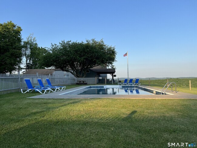 Foto del edificio - 594 Skiff Mountain Rd