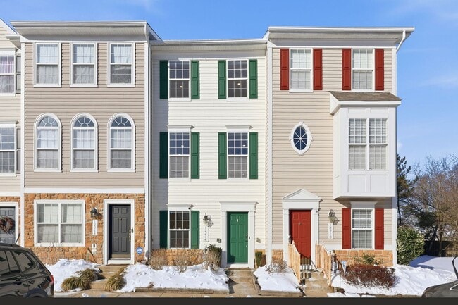 Unbeatable location near Lake Ridge Park and Marina, offering boating, fishing, wildlife and bird... - Unbeatable location near Lake Ridge Park and Marina, offering boating, fishing, wildlife and bird... Townhome