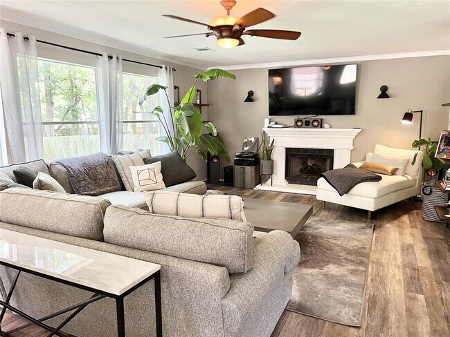 Foto del edificio - 9313 Sanford Dr