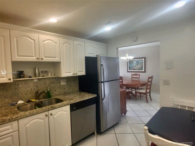 Building Photo - 300 Bayview Dr