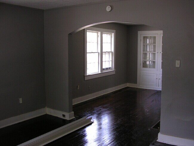 Building Photo - 410 Woodford Avenue