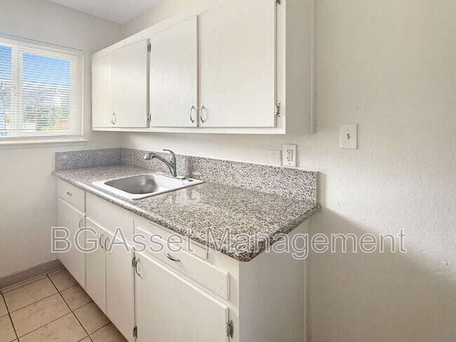 Building Photo - 714 Darina Ave