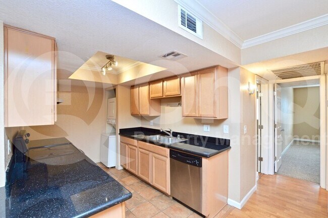Building Photo - 740 W Elm St