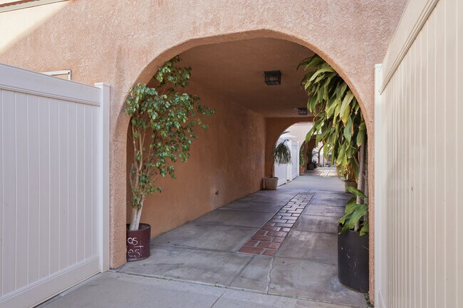 Foto del edificio - 7924 Woodman Ave