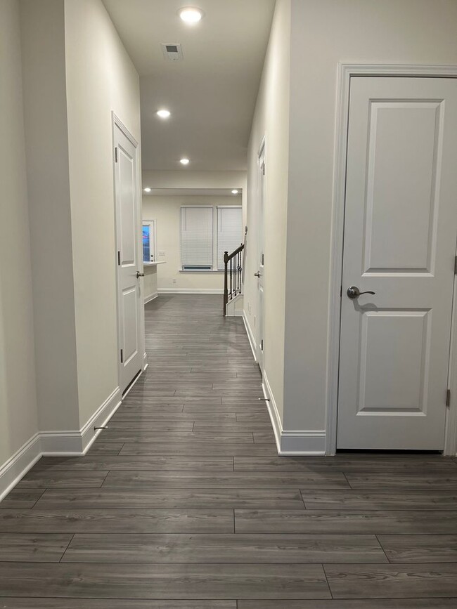 Building Photo - Gorgeous 3 Bedroom End Unit Townhome, Avai...